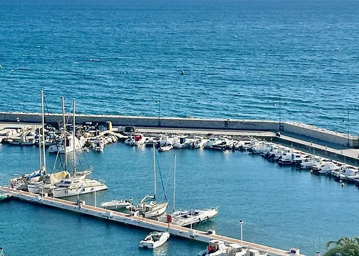 Seafront Paradise Port 아파트